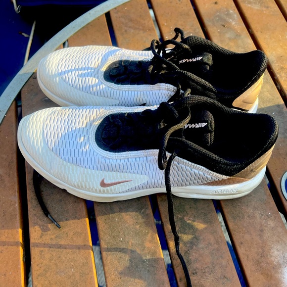 Nike Shoes - Nike air max cross training sneaker